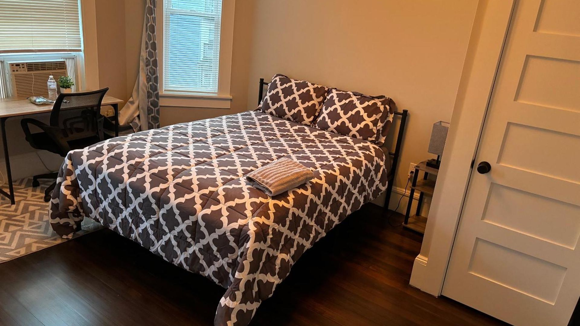 Homestay In Fields Corner Area - 30 Days M *