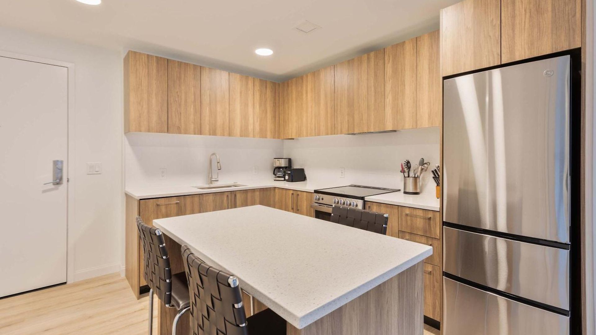 Luxury With Kitchen & Gym Apartment