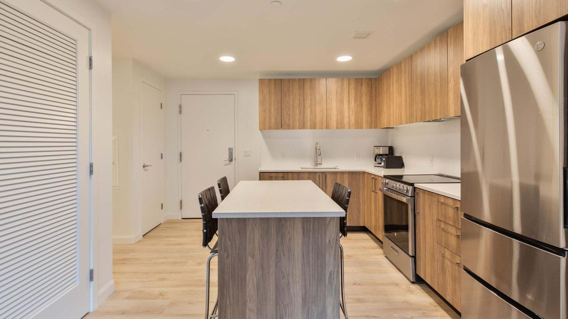 Luxury With Kitchen & Gym * Boston