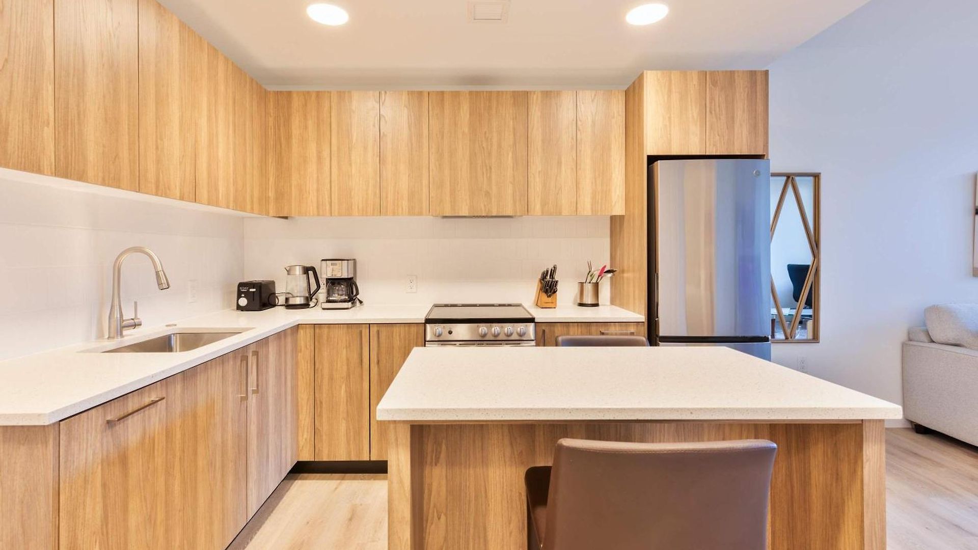 Private Modern With Kitchen Apartment