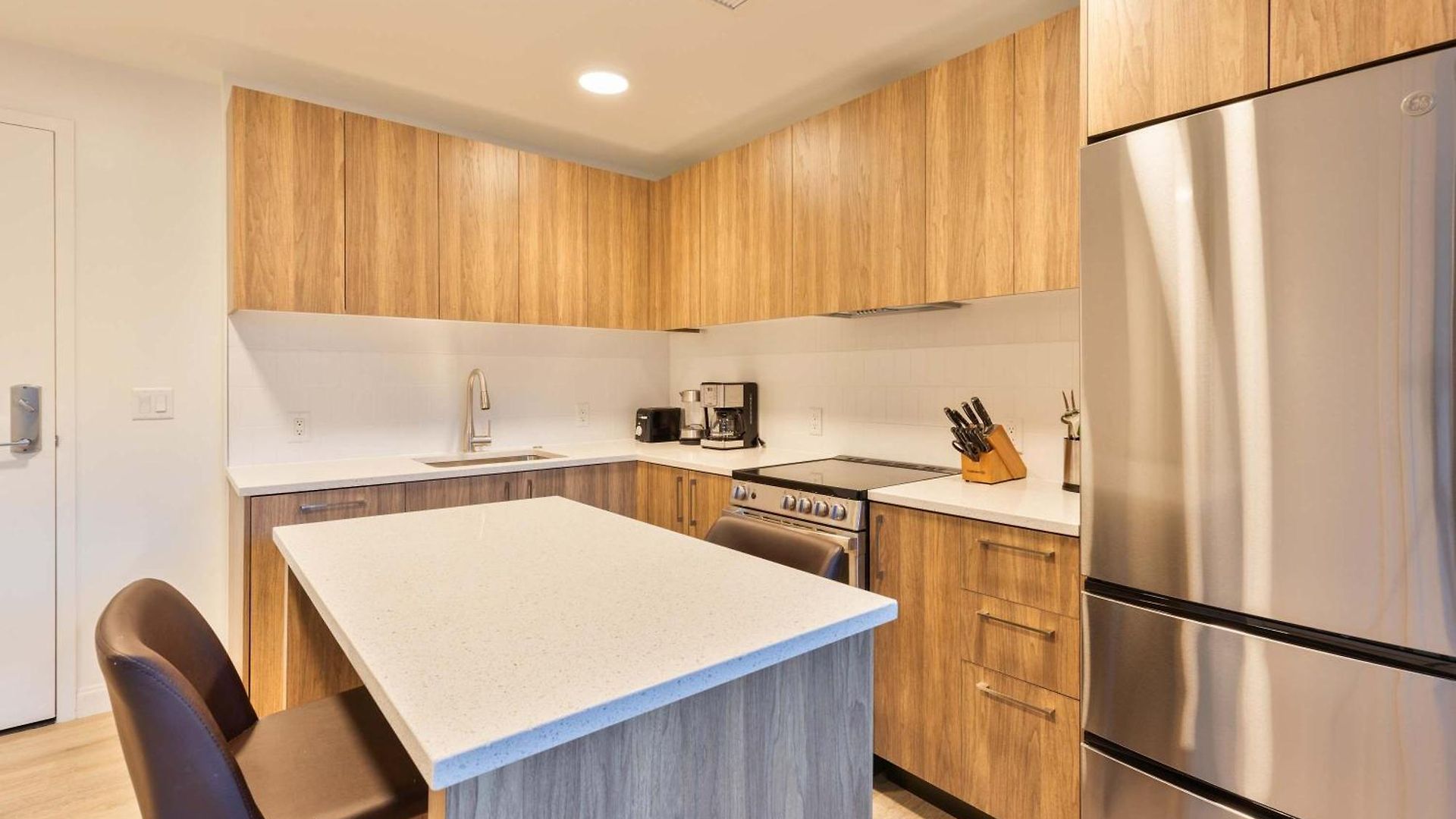 Private Modern With Kitchen * Boston