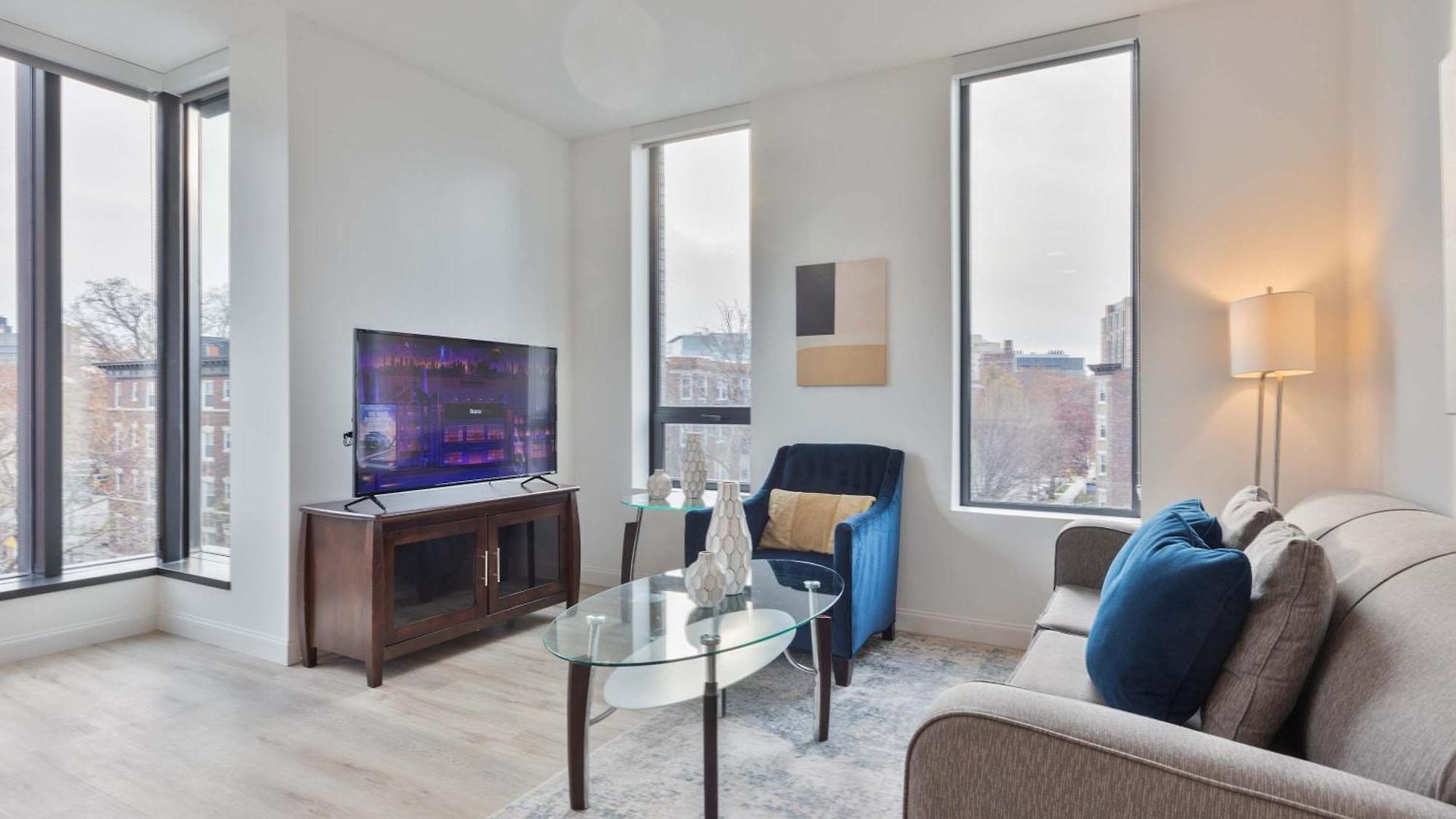 Spacious With Kitchen Apartment *