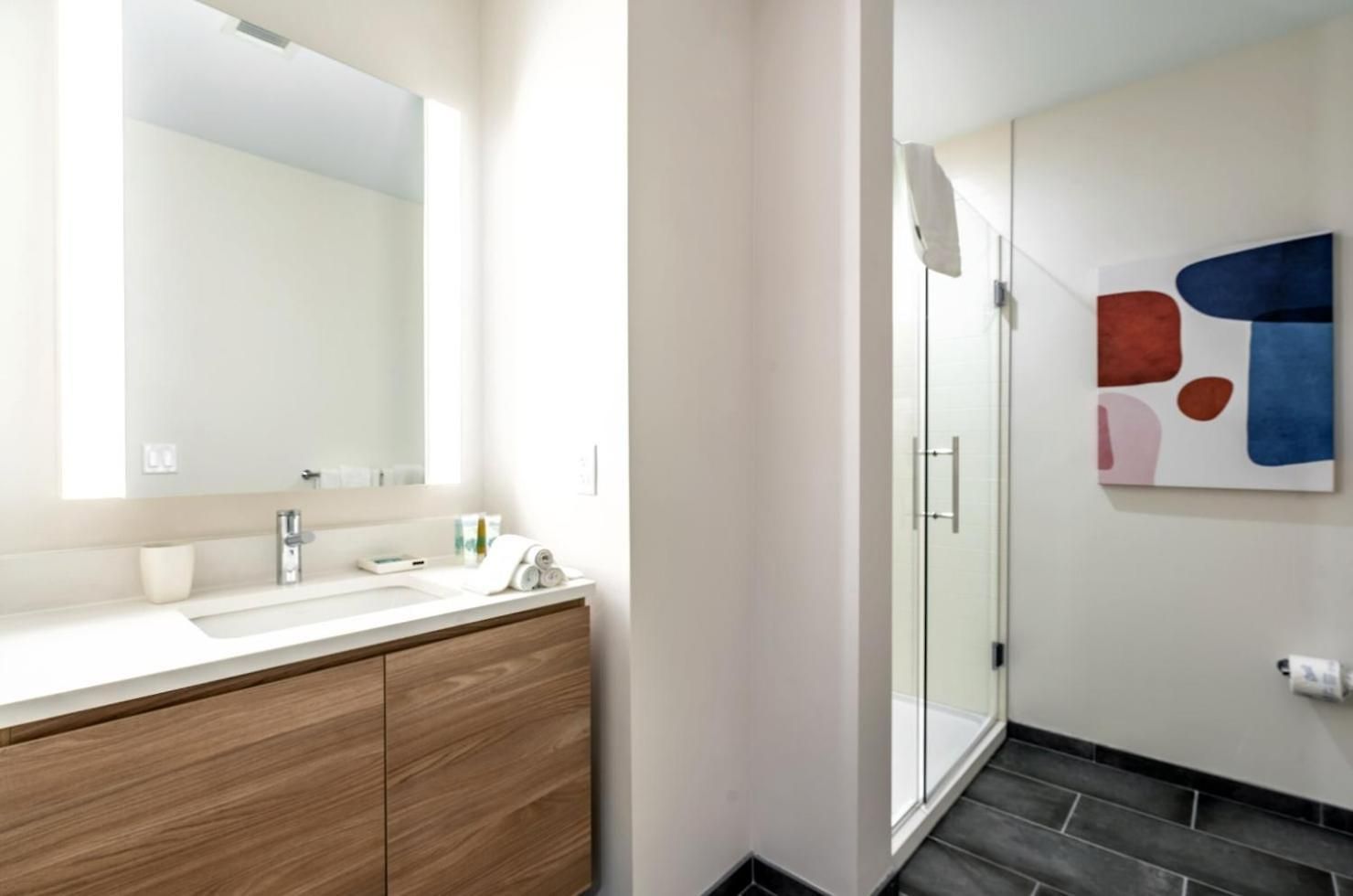 Modern In Seaport Apartment