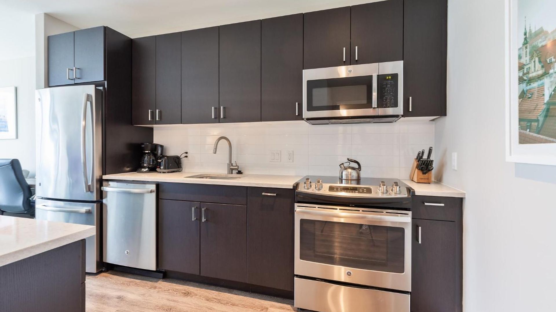 Bright Downtown With Gym Apartment *