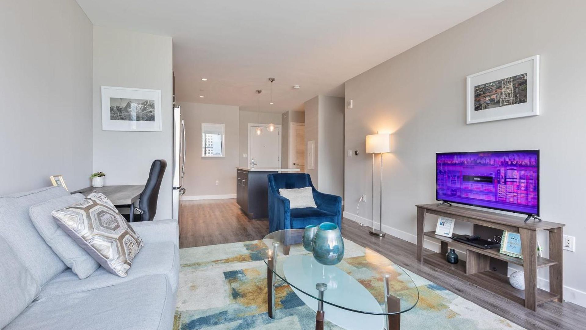 Bright Downtown With Gym Apartment