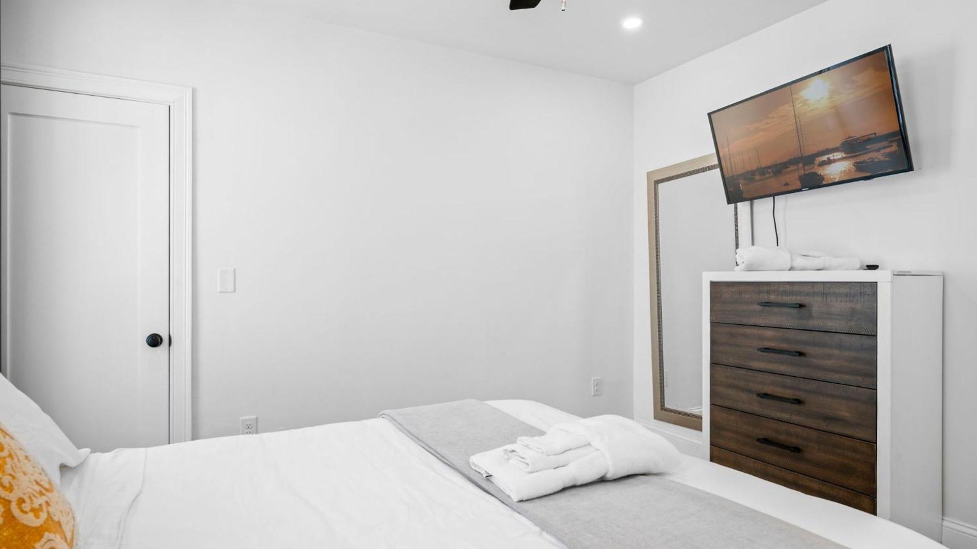 Roslindale Village Apartment *