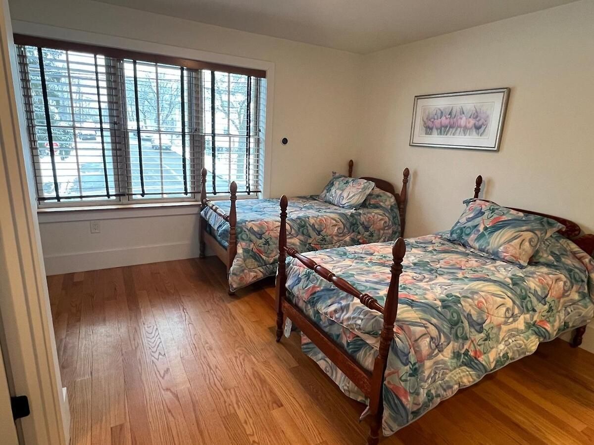 Waterfront Escape - Close To Airport & Downtown Villa