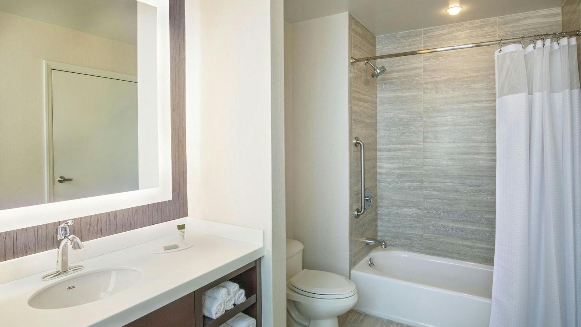Courtyard By Marriott Downtown Hotel Boston