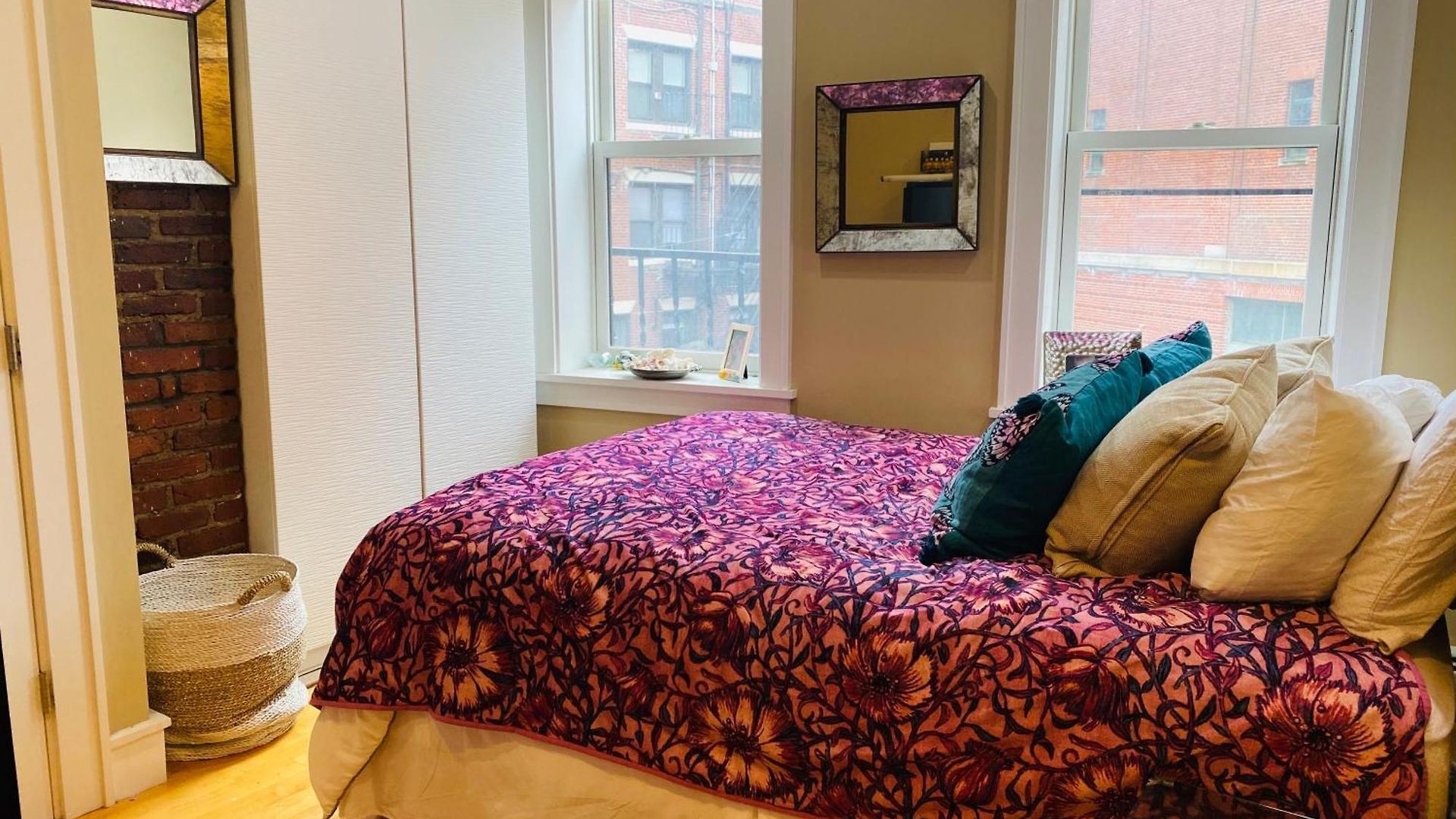 North End Harbor View Condo. Free Parking Apartment *