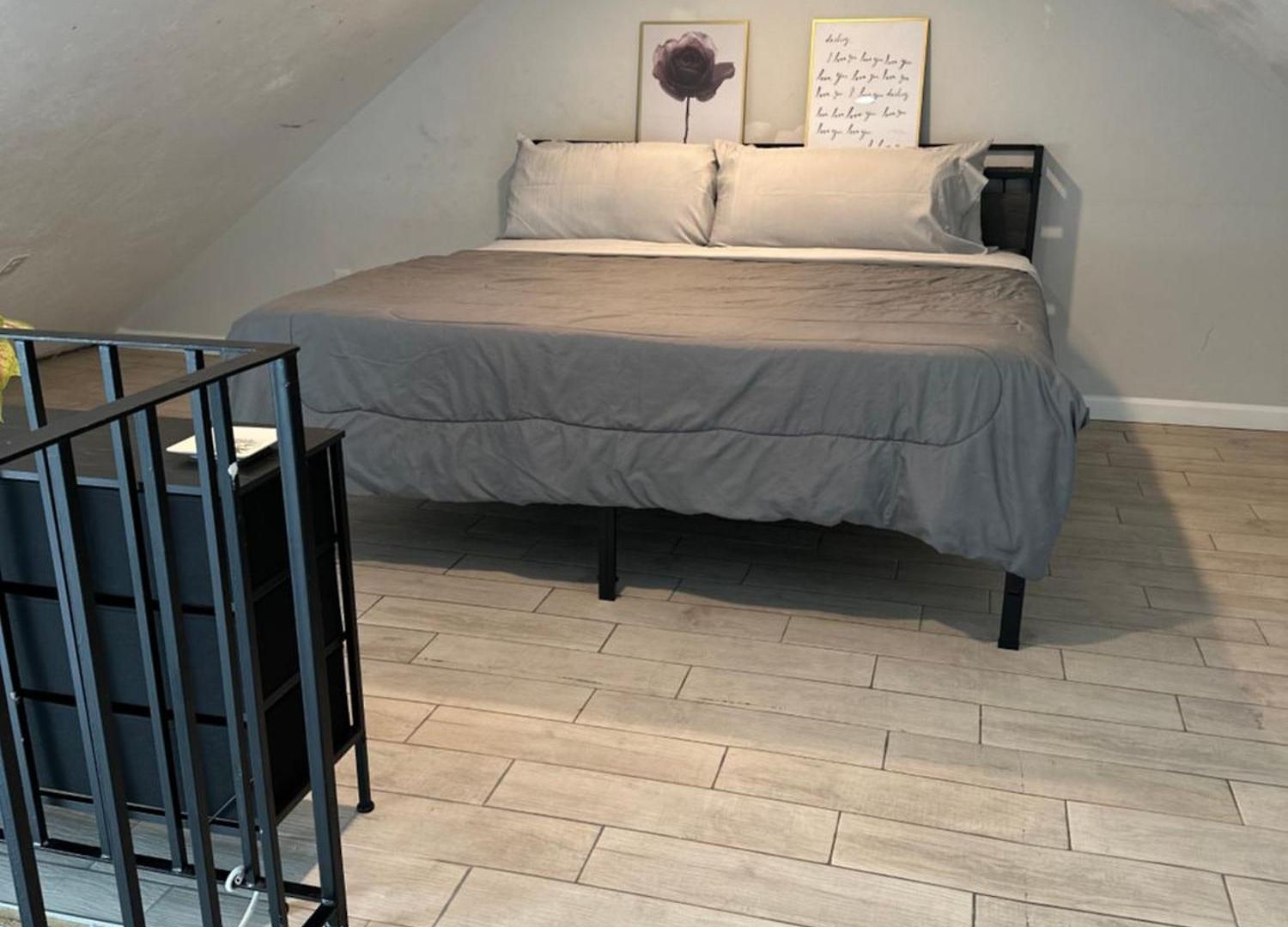 Stylish 2nd Floor Unit, Are Going To It! Apartment *