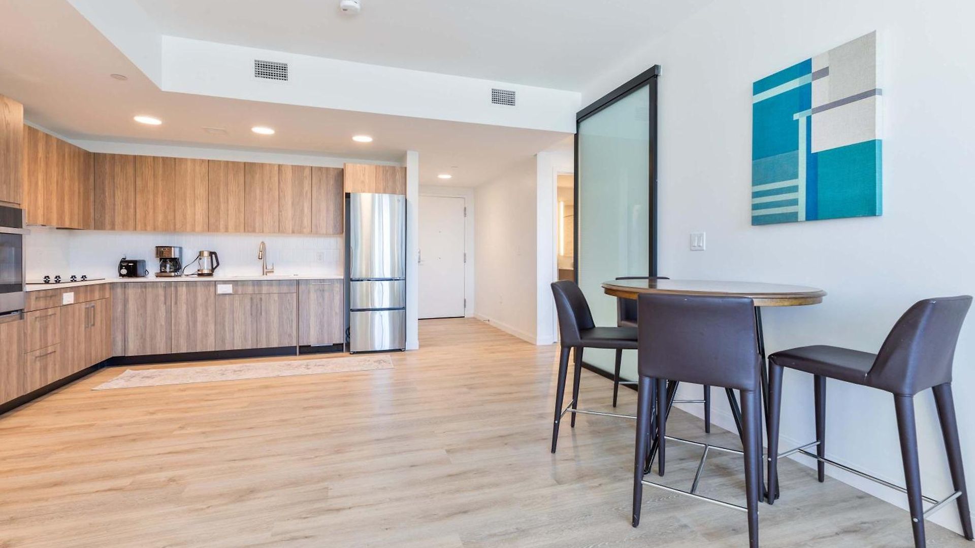 Luxury With Kitchen And Gym *