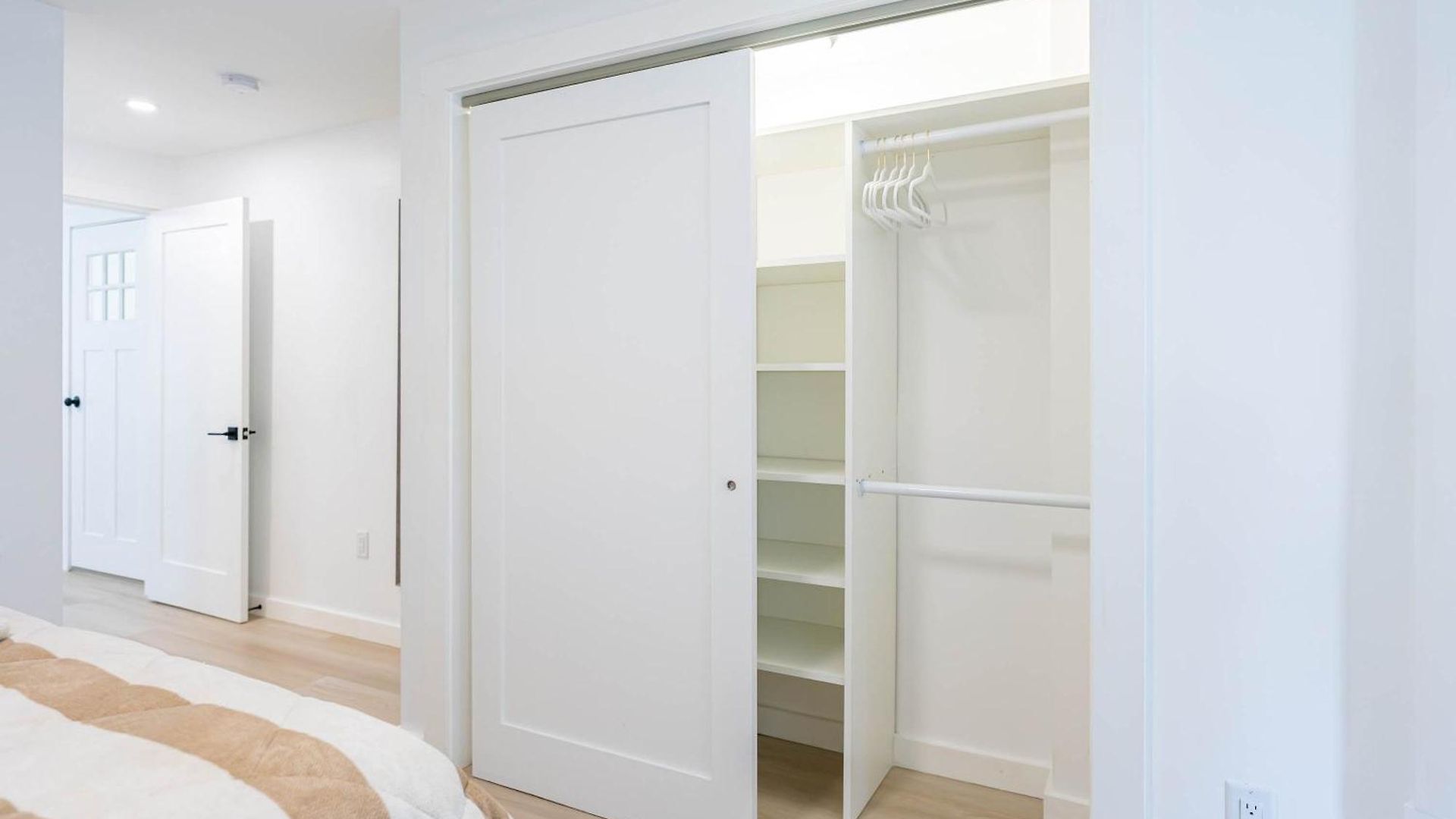Modern East 2 Bed 2 Bath Apartment *
