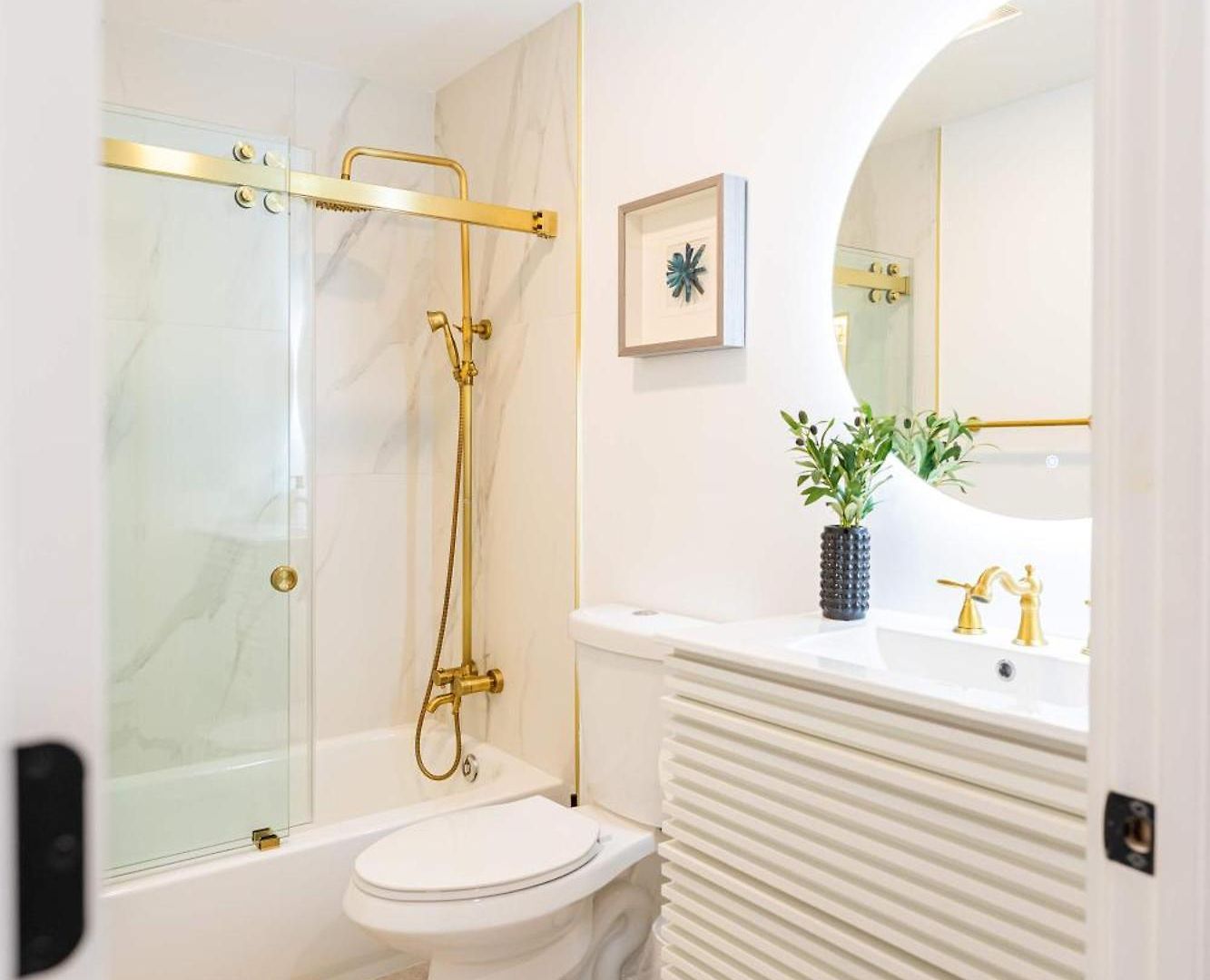 Modern East 2 Bed 2 Bath Apartment