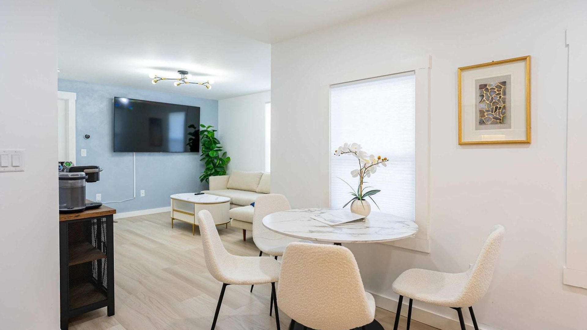 Modern East 2 Bed 2 Bath Apartment *
