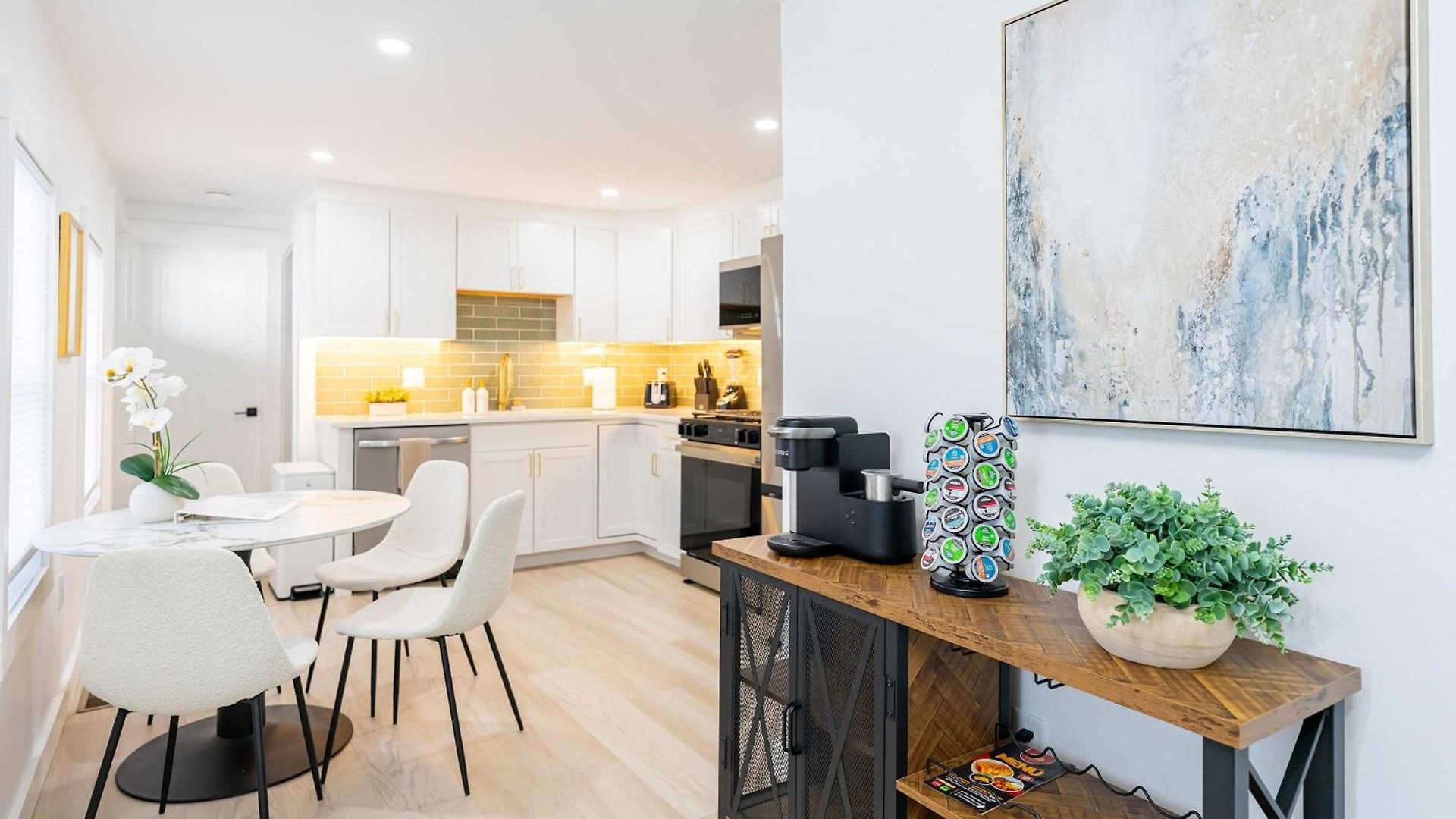 Modern East 2 Bed 2 Bath Apartment *