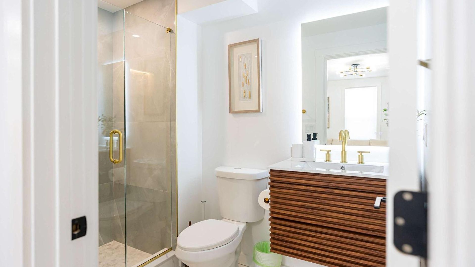 Modern East 2 Bed 2 Bath *