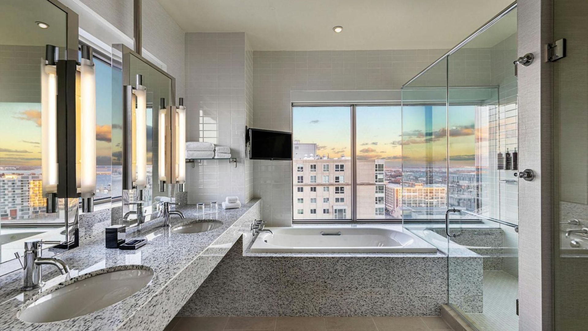 Hotel Renaissance Seaport District