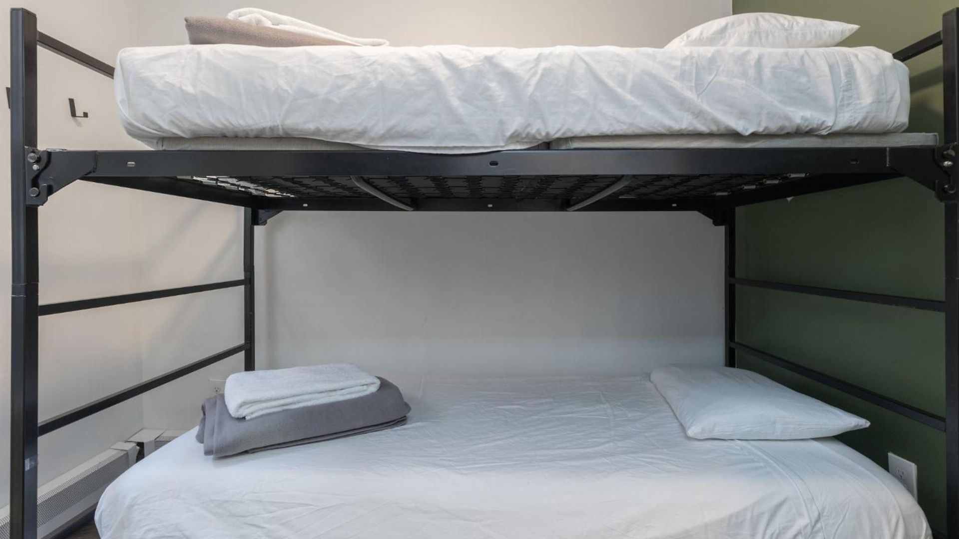Apartment Quarters On Dot By Thatch *