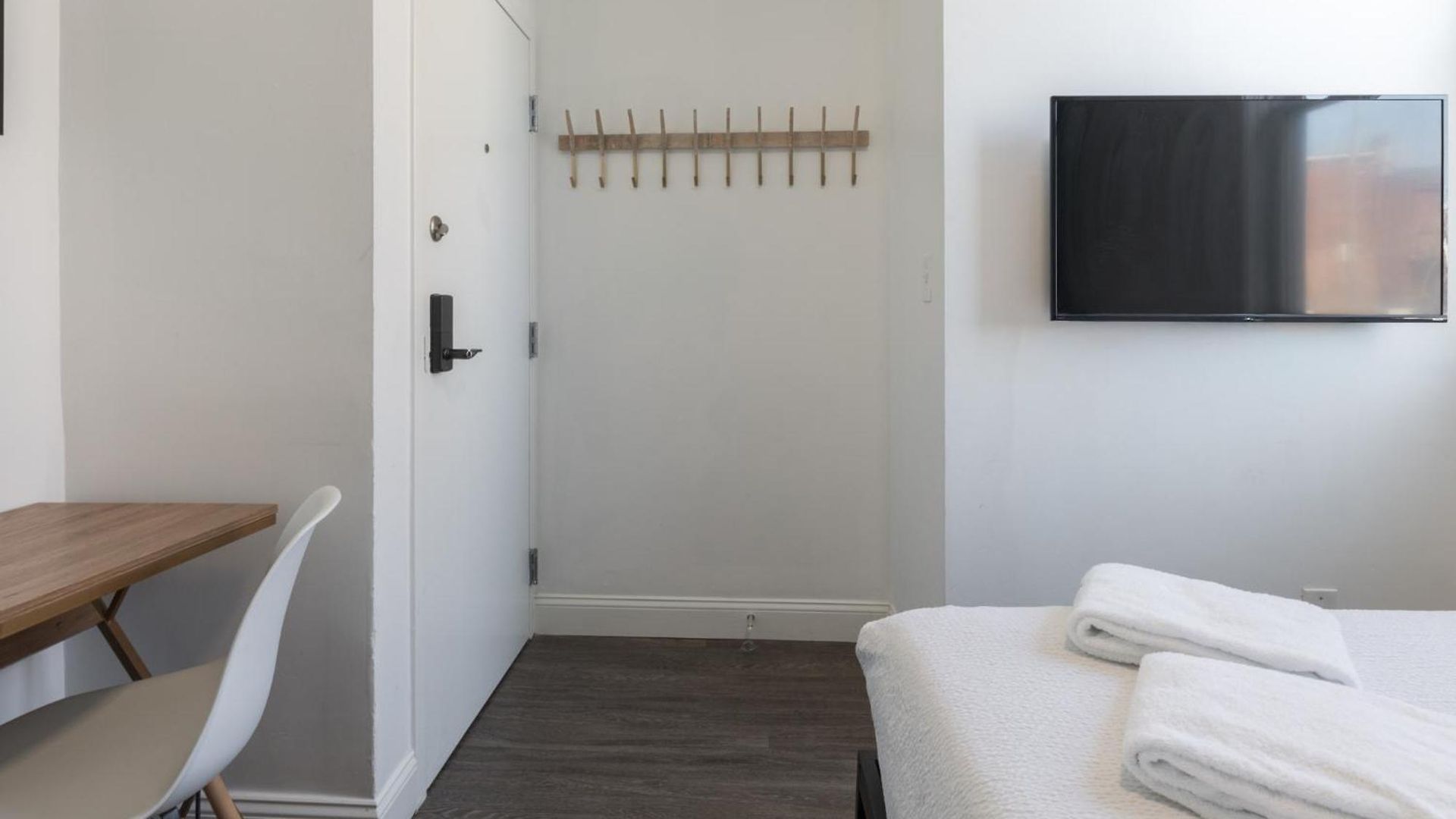 Quarters On Dot By Thatch Apartment
