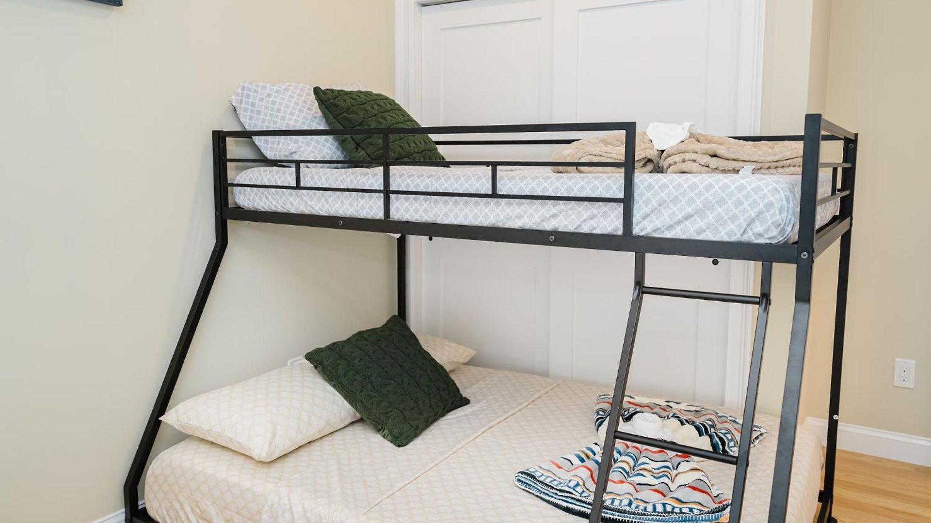 Apartment New Built 3br 2ba Boston, Free Parking, Laundry & Ac - Near Franklin Park 60-2 Boston