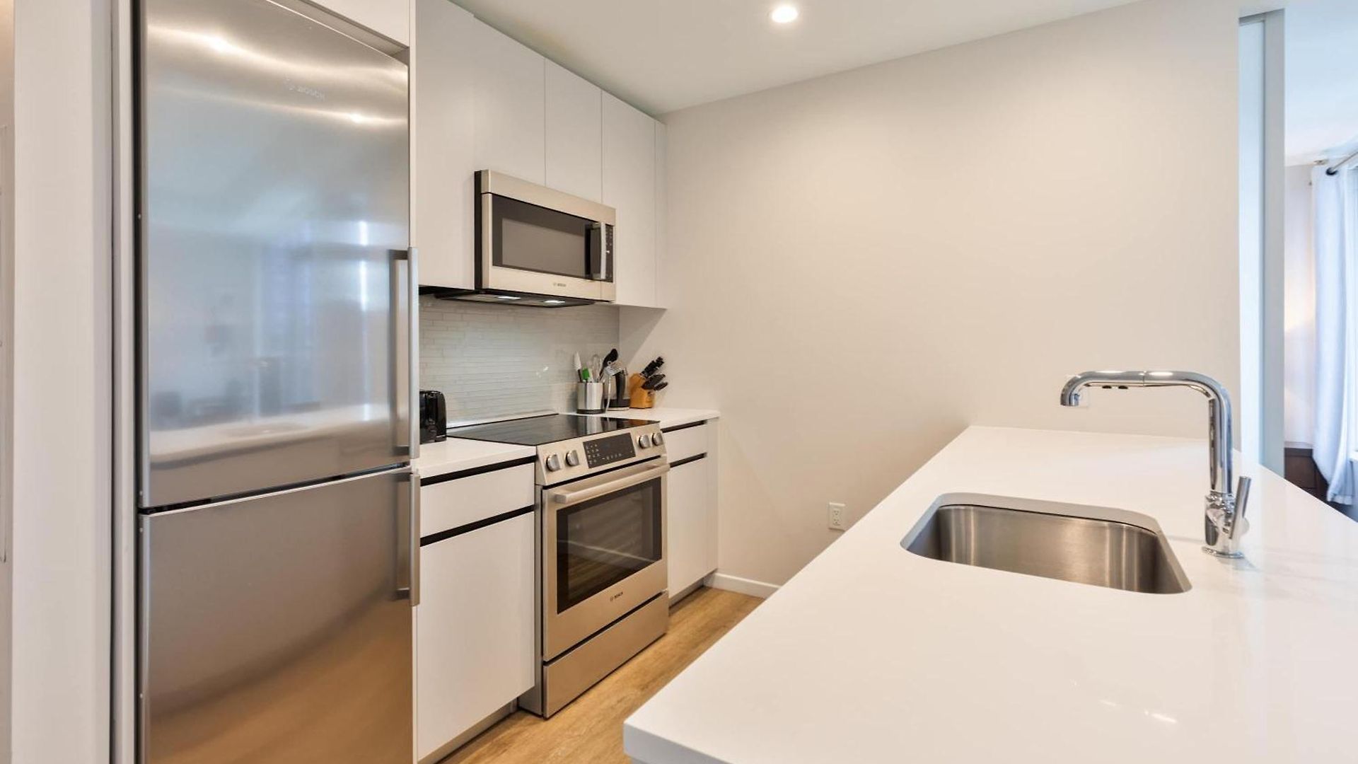 Bright Downtown Seaport Apartment *