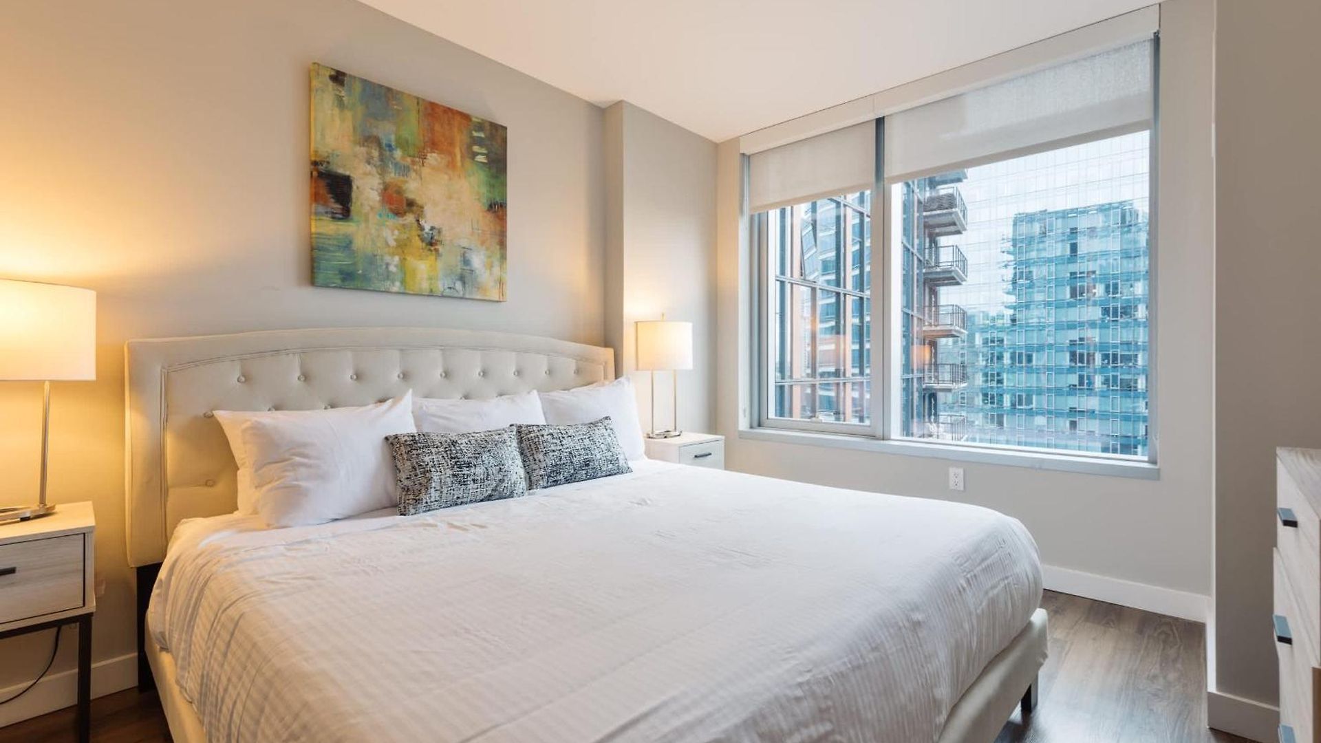 Apartment Luxury With Balcony In Seaport