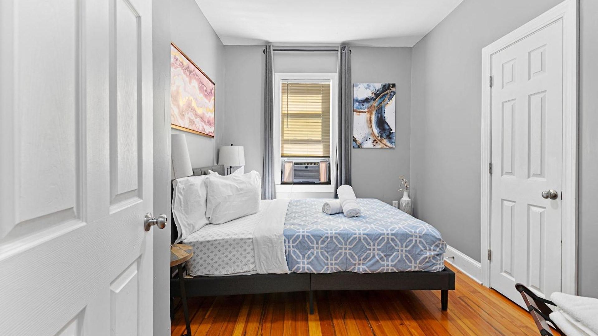 Spacious Near Ashmont Apartment *