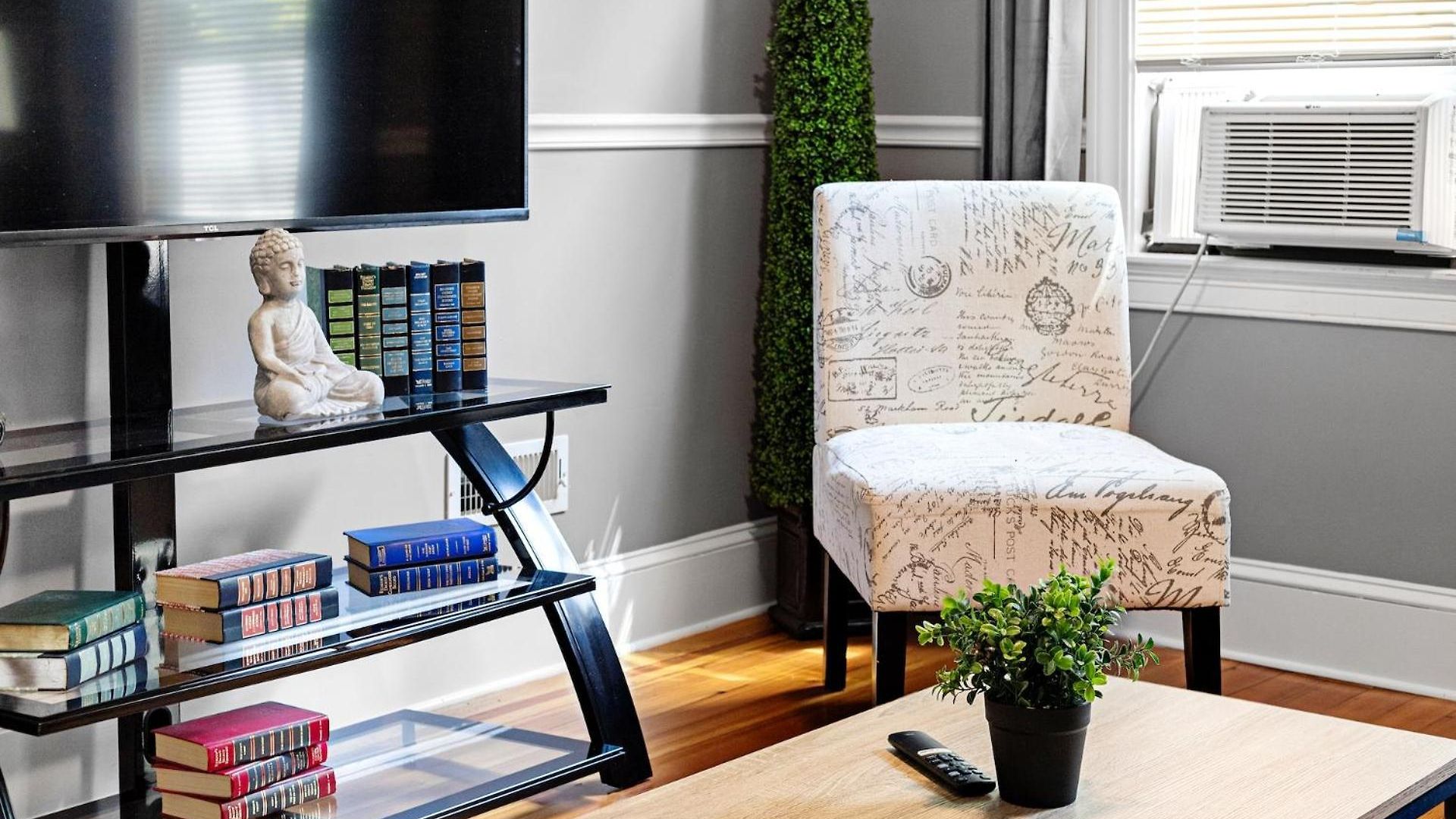 Spacious Near Ashmont Apartment