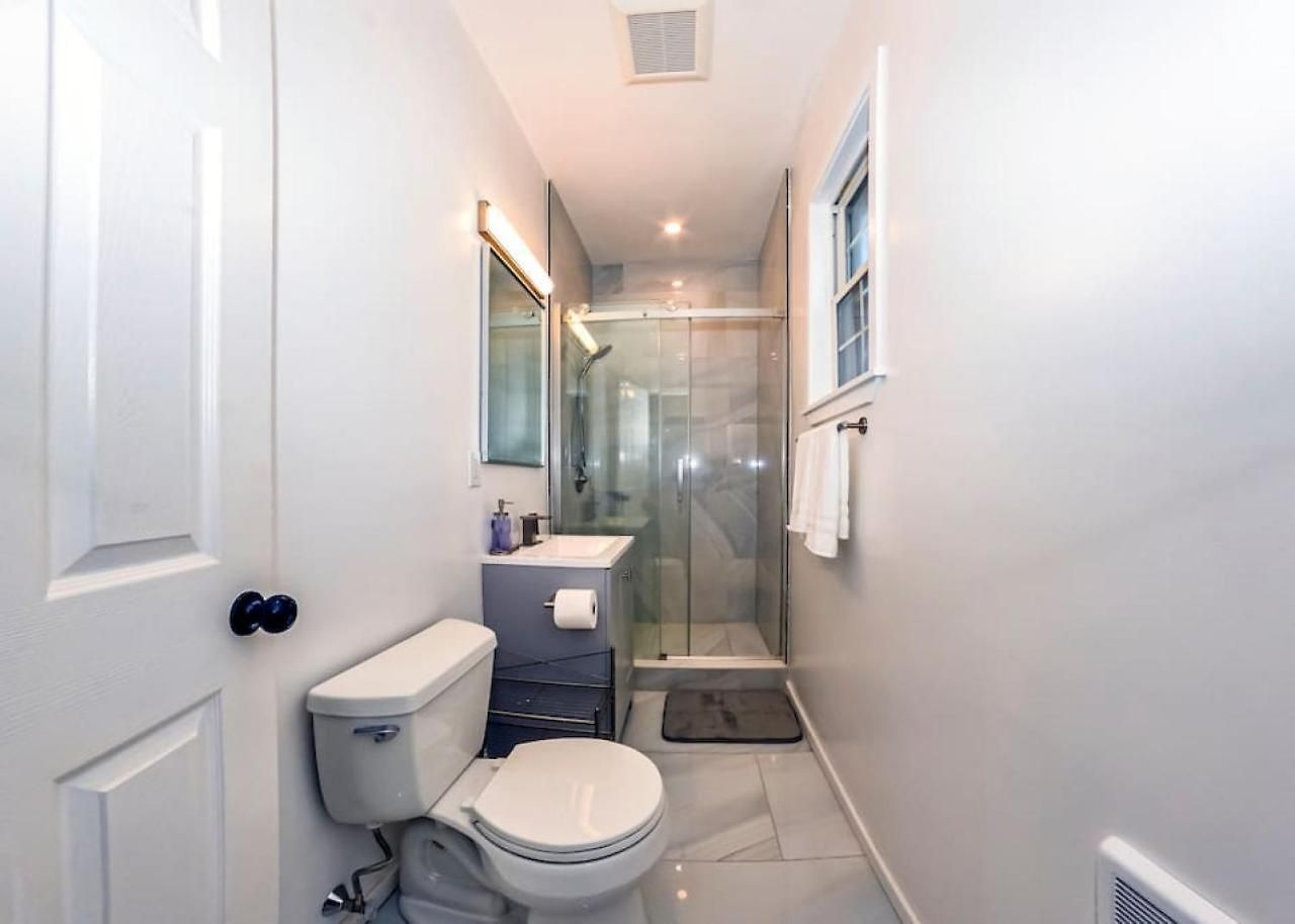 Historical Urban Oasis - 6 Bedroom 3 Bath Holiday home *