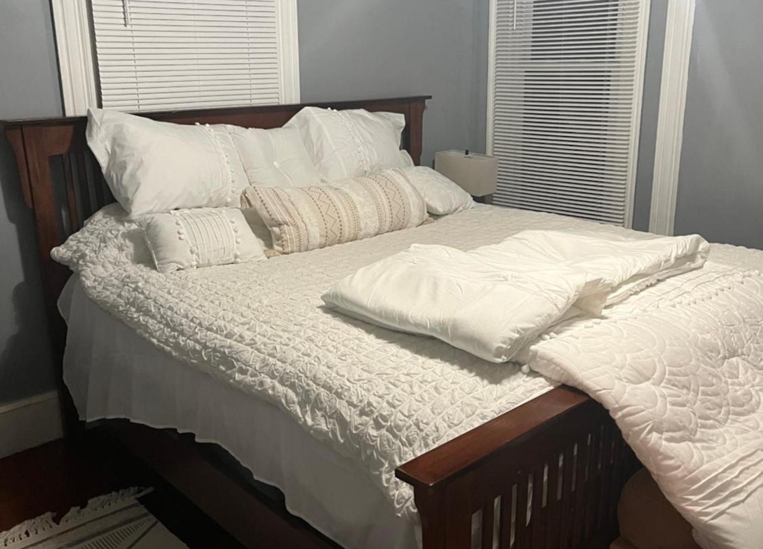 Apartment Quiet Two Bedroom In Convenient Location *
