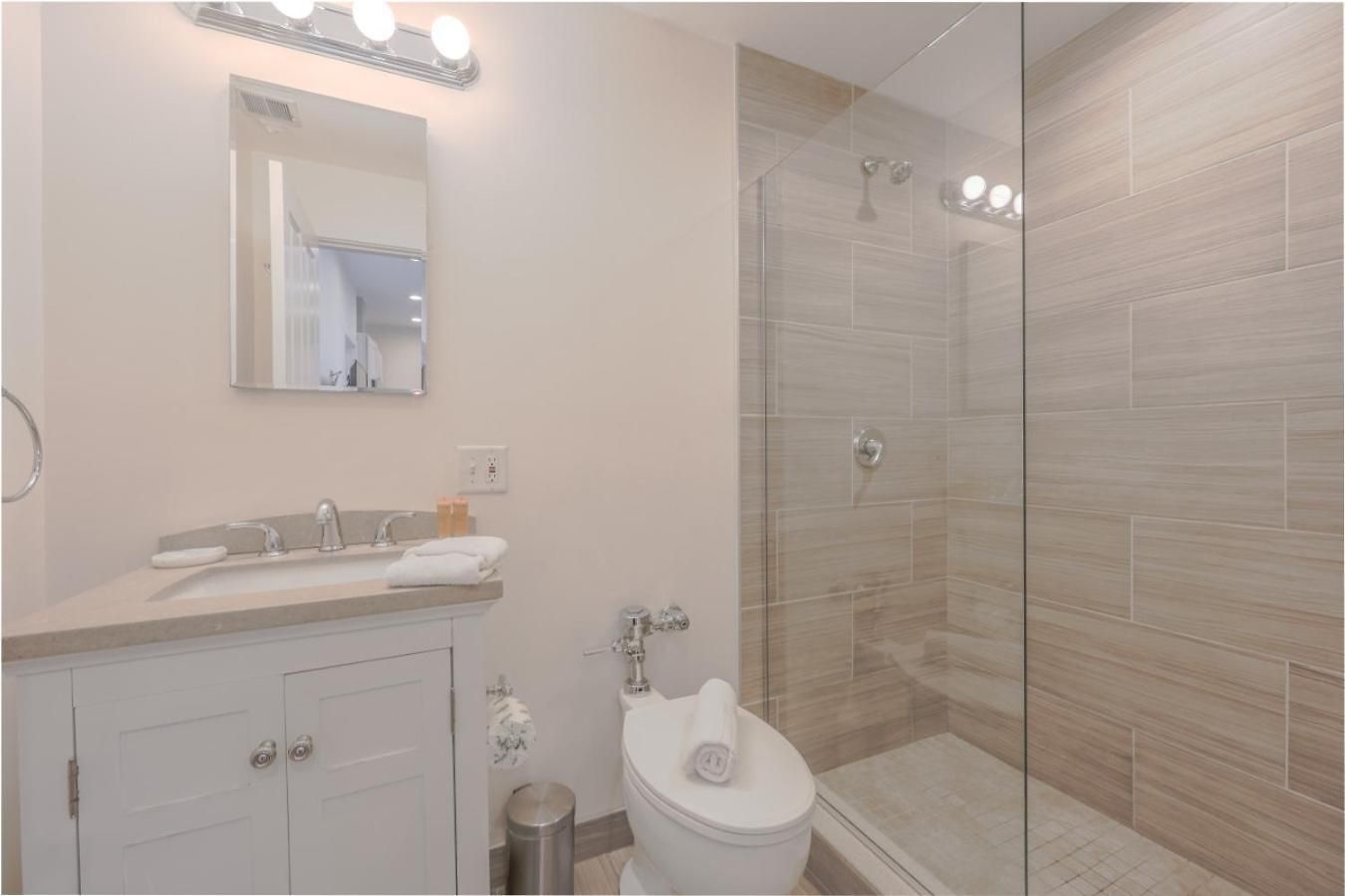 Apartment Luxury At 2br 2ba 200mbps Internet *