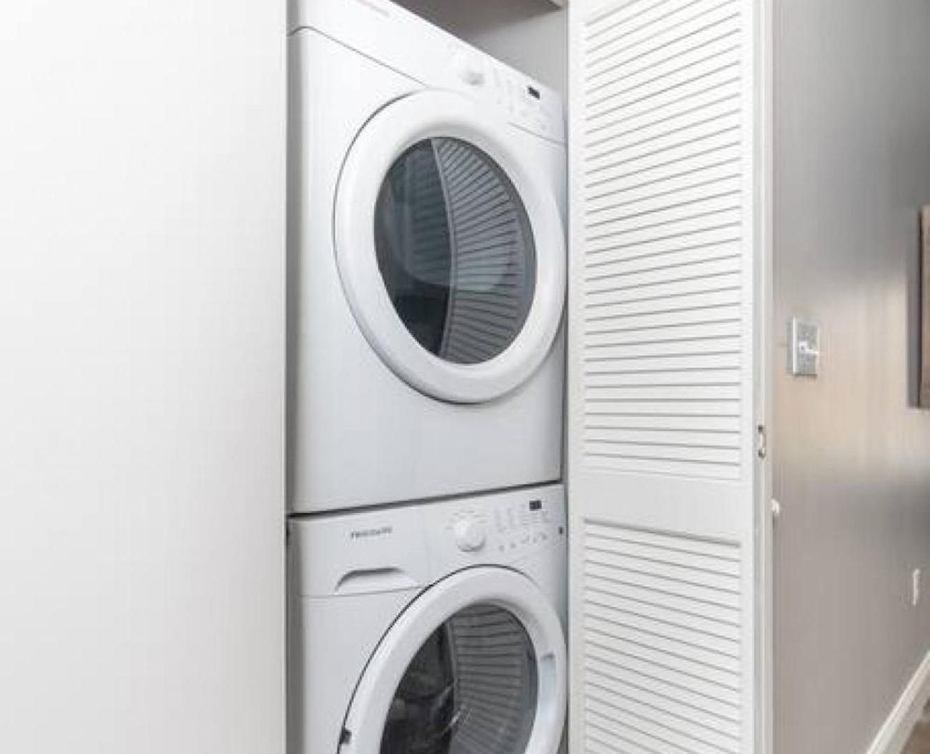 200mbps Speeds Laundry Long Apartment *