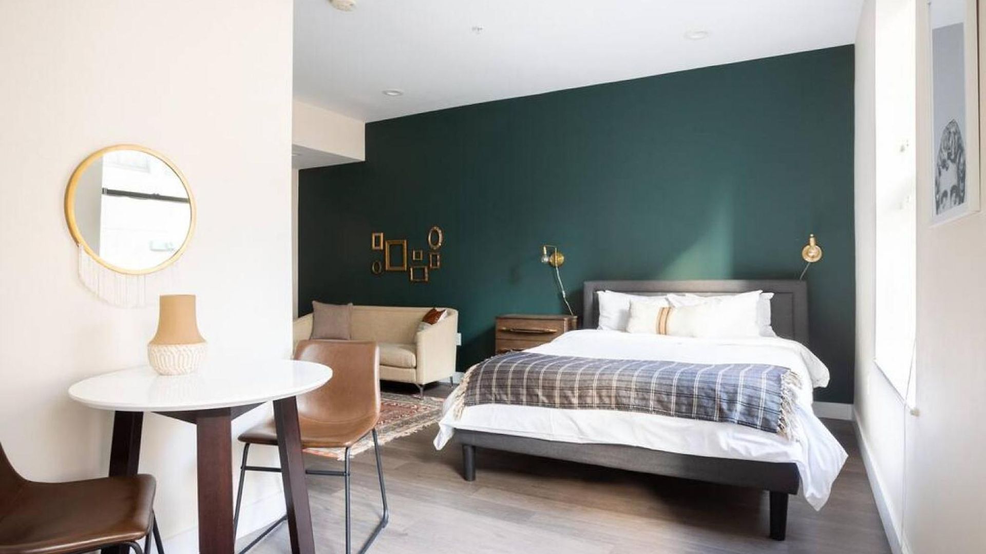Prime Fidi L Shaped Apartment *