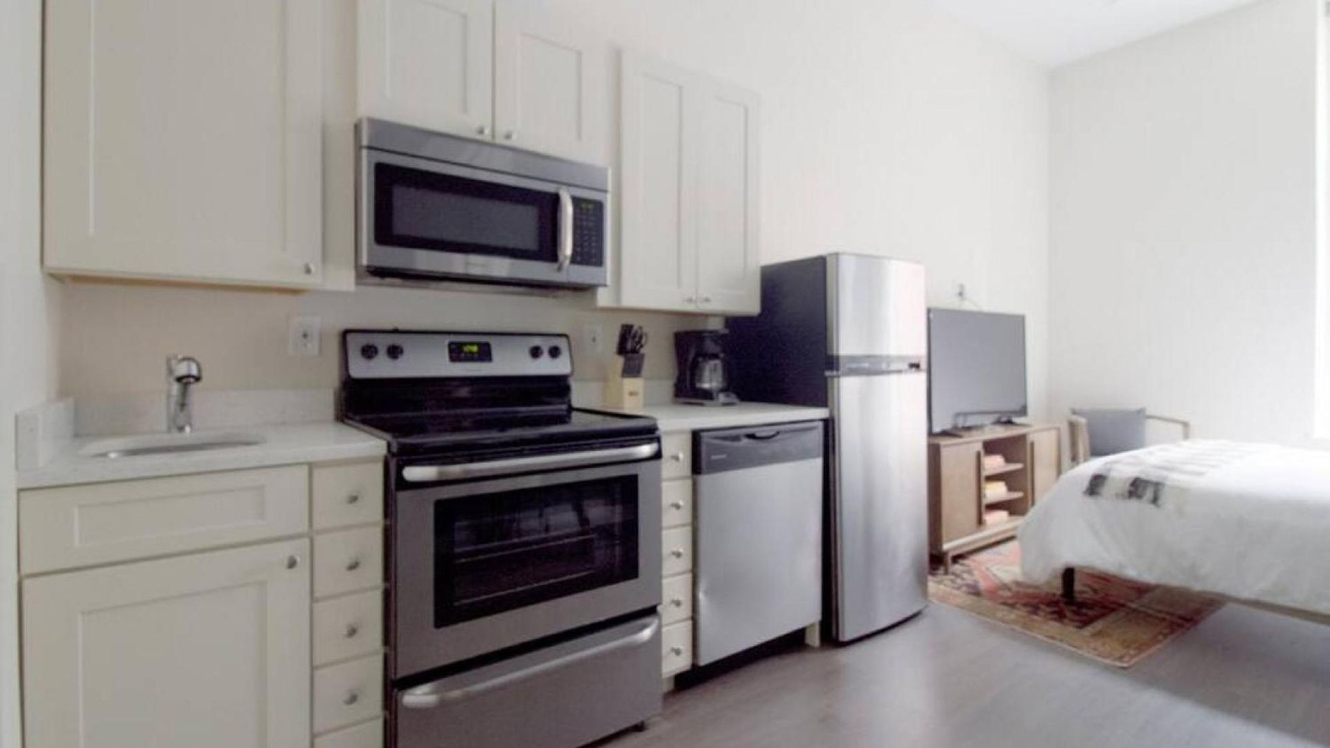 Airy Downtown Pet Friendly Apartment *