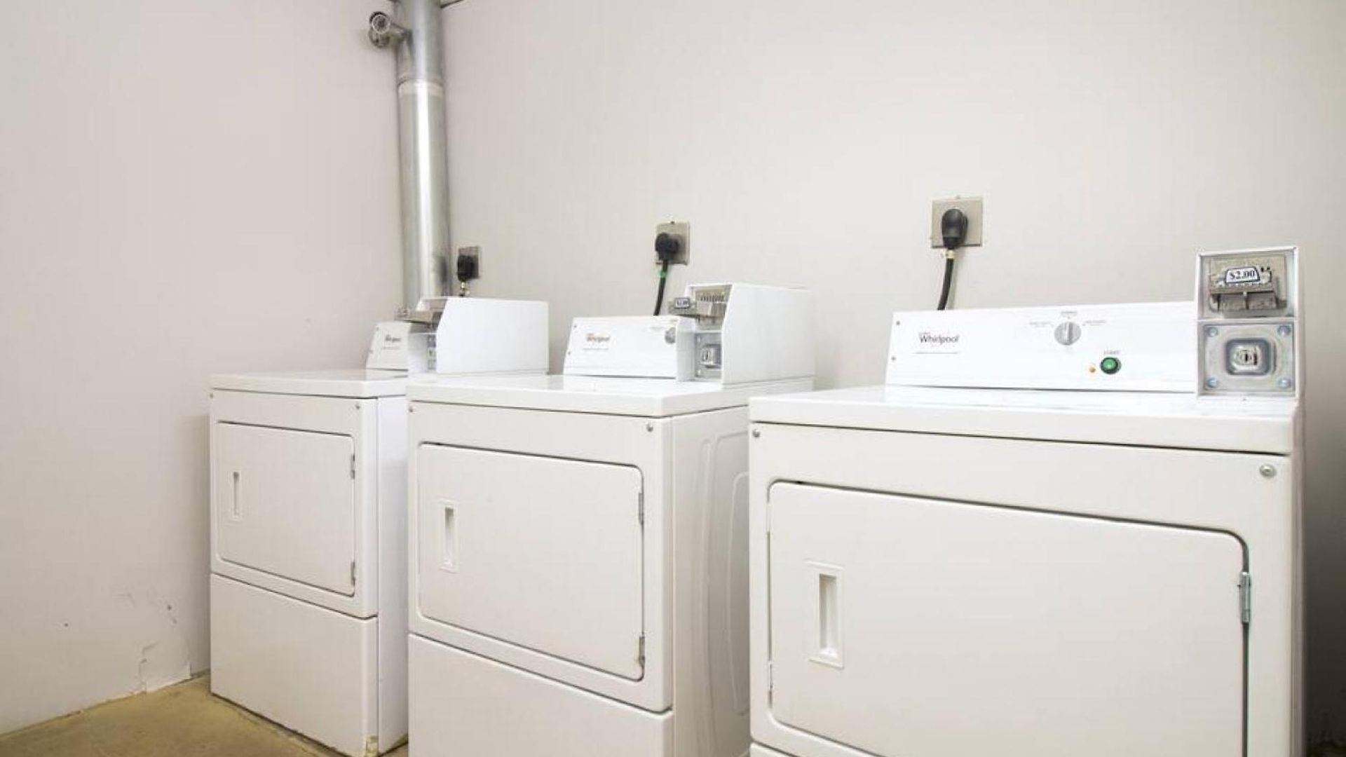 Airy Downtown Pet Friendly Apartment