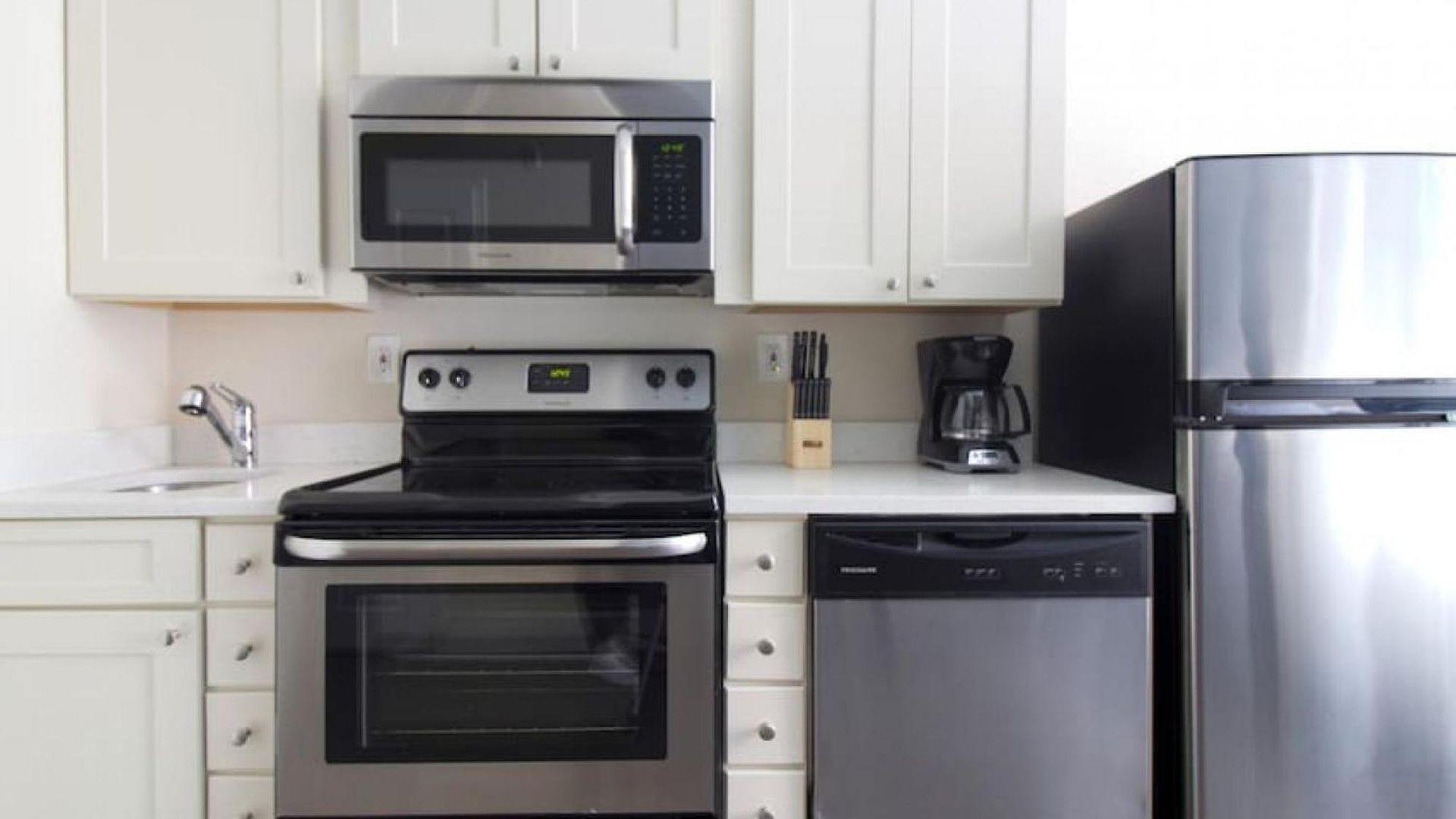 Airy Downtown Pet Friendly Apartment *