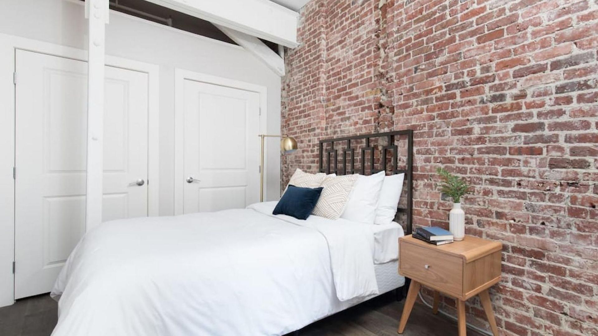 Large Loft Steps From Common Apartment *
