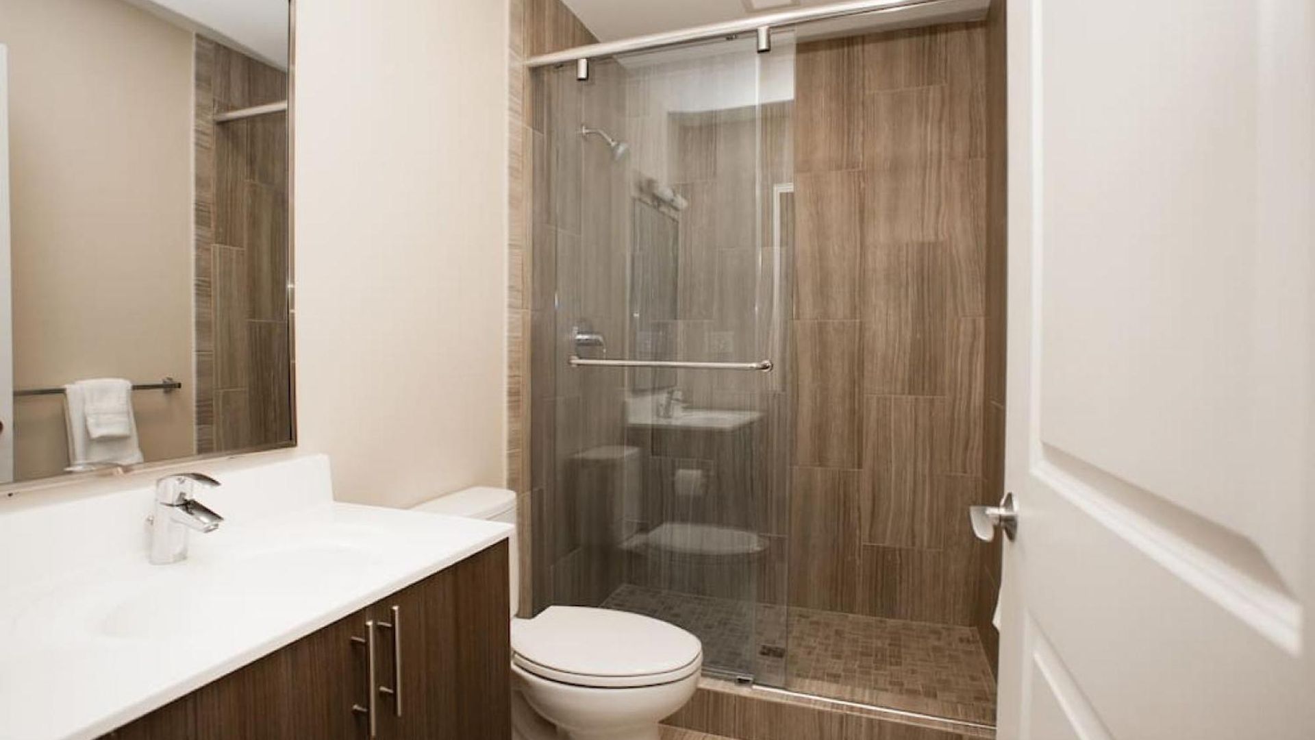 Centrally Located Luxurious Loft Walk Anywhere *