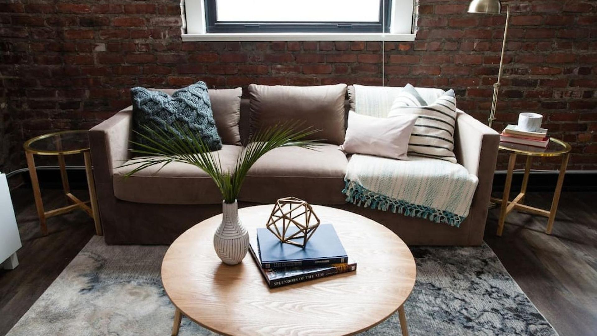 Centrally Located Luxurious Loft Walk Anywhere *