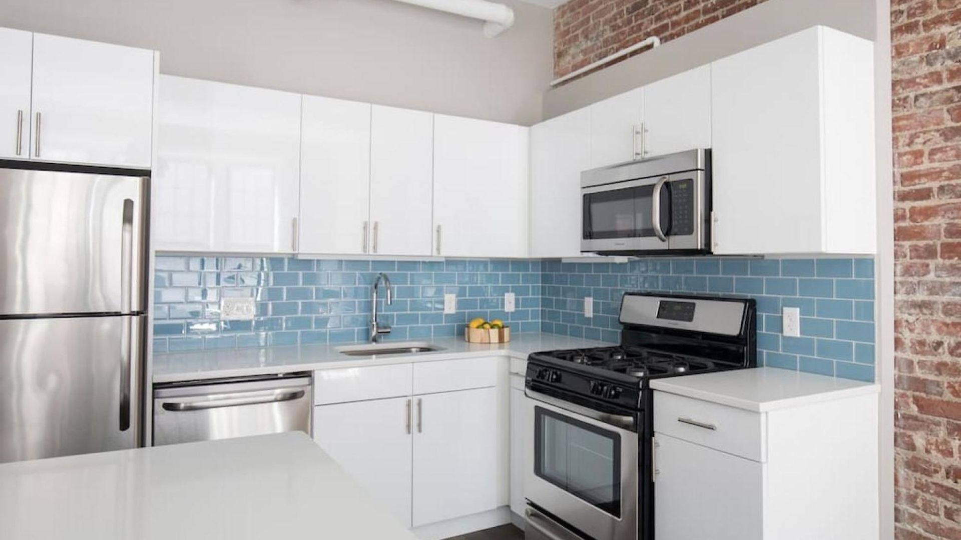 Large Loft Steps From Common Apartment *