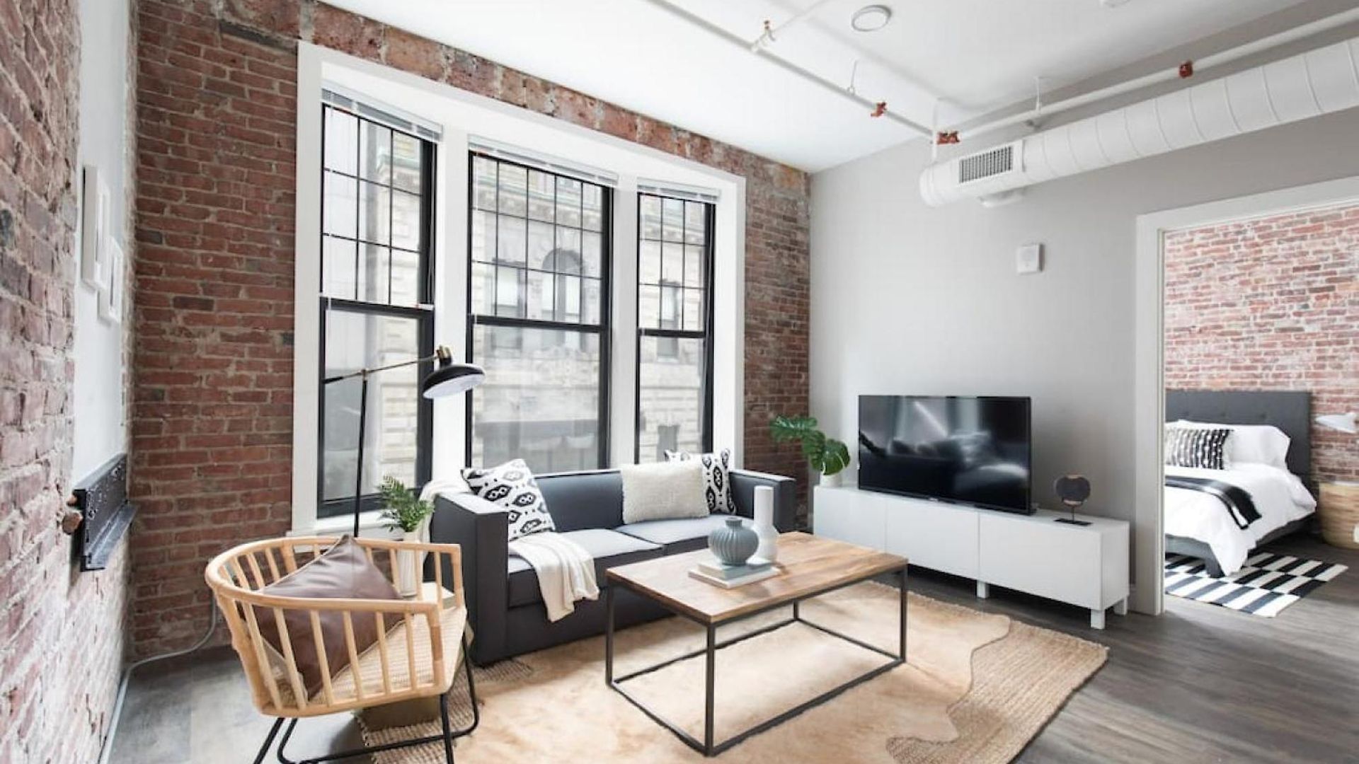Large Loft Steps From Common Apartment