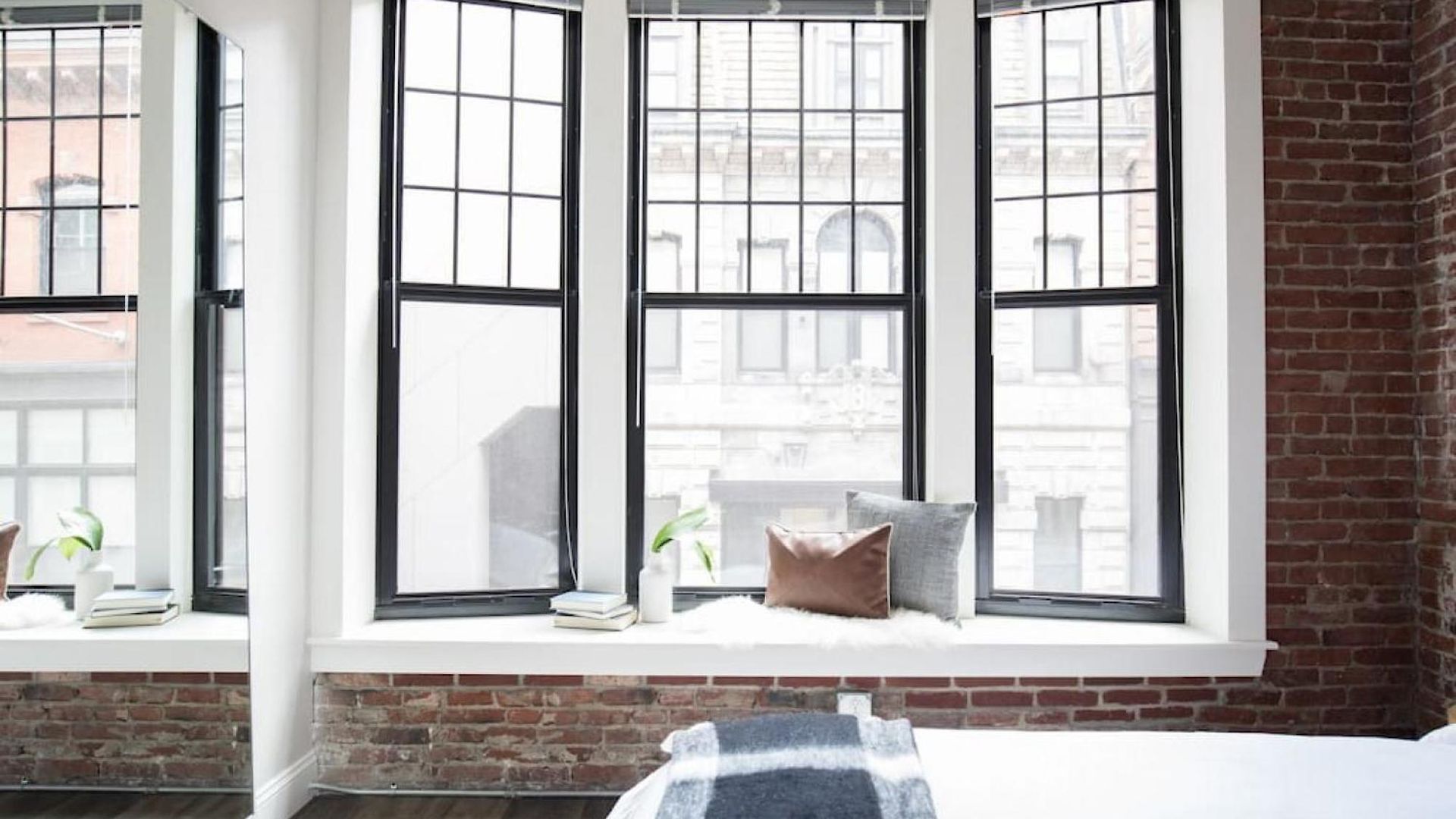 Large Loft Steps From Common Apartment