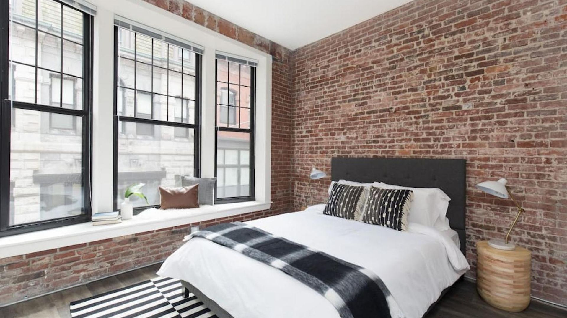 Large Loft Steps From Common Apartment *