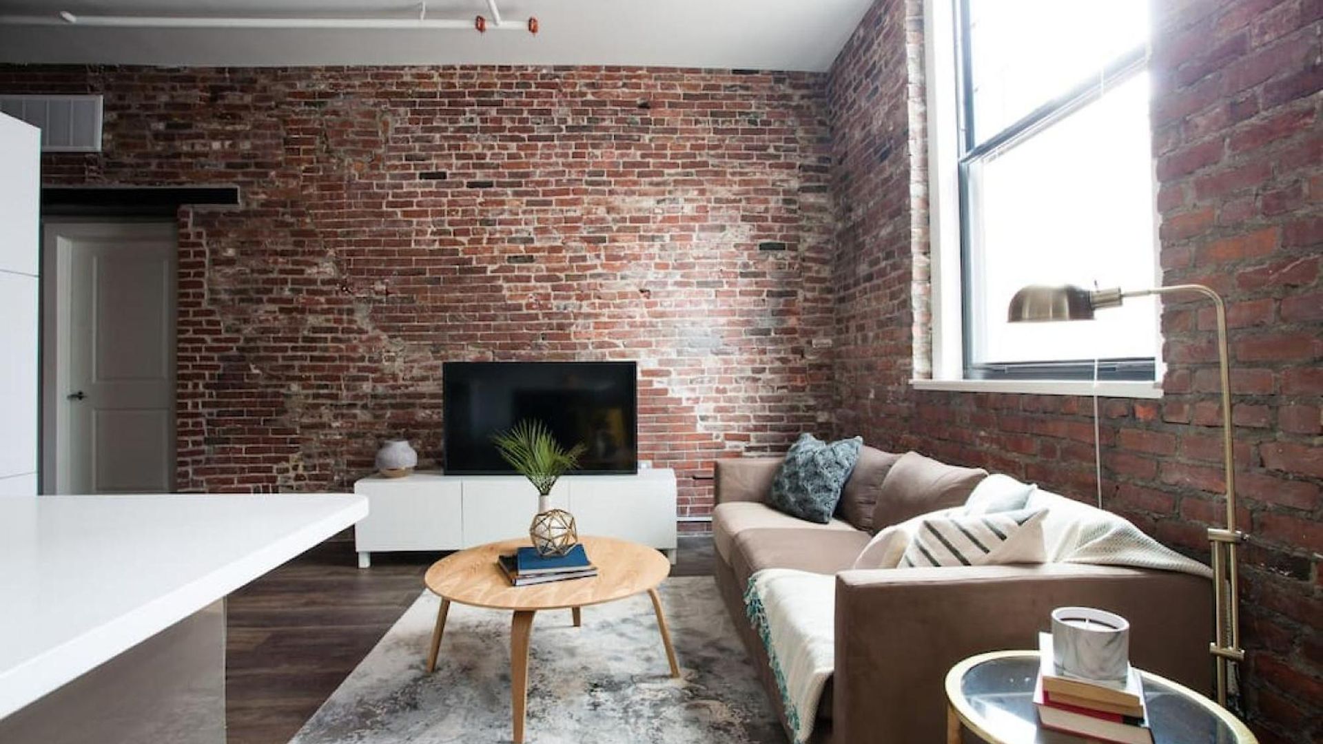 Centrally Located Luxurious Loft Walk Anywhere