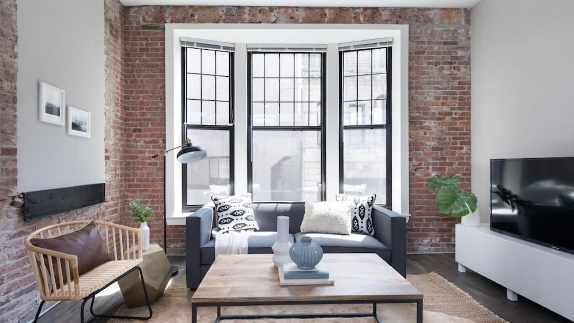 Large Loft Steps From Common Apartment