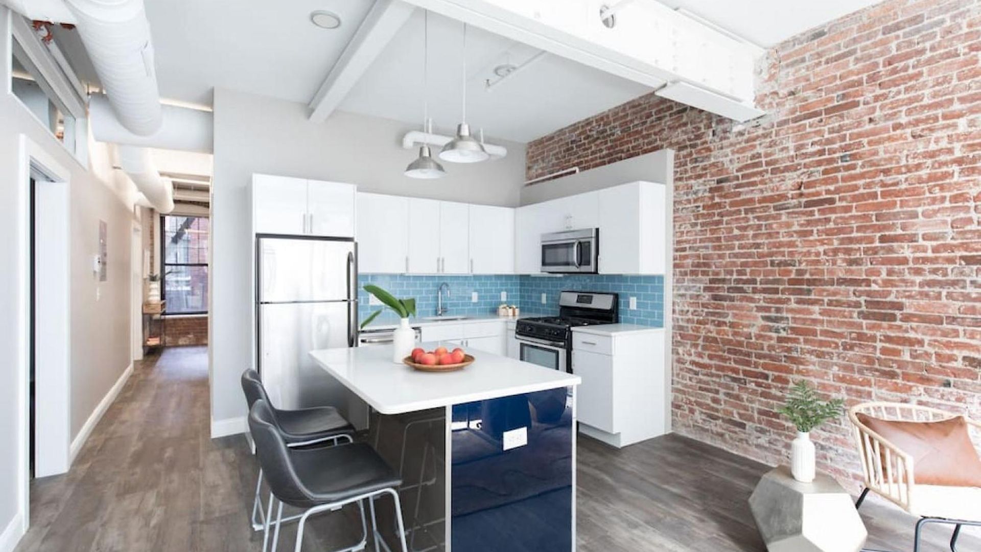 Apartment Large Loft Steps From Common