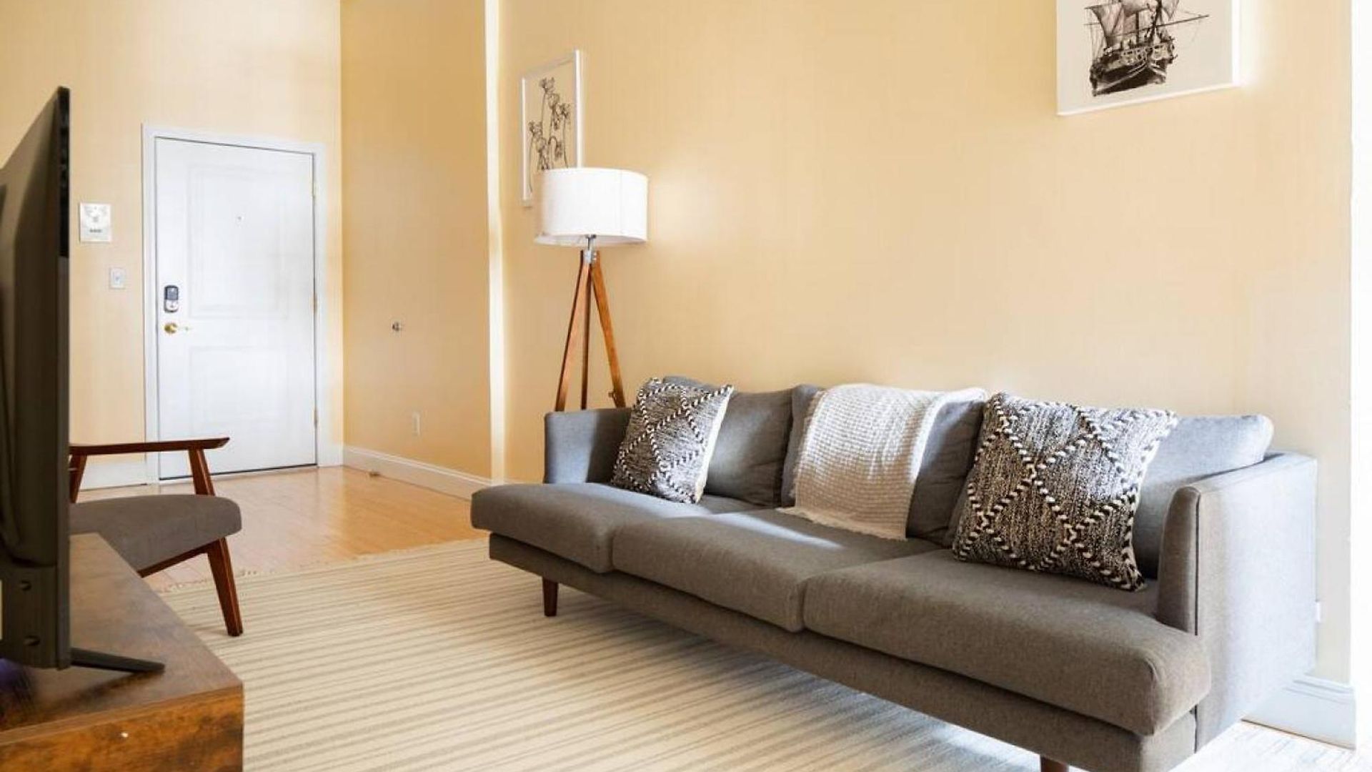 Large Ceilings Centrally Located 4bed 2bath Boston