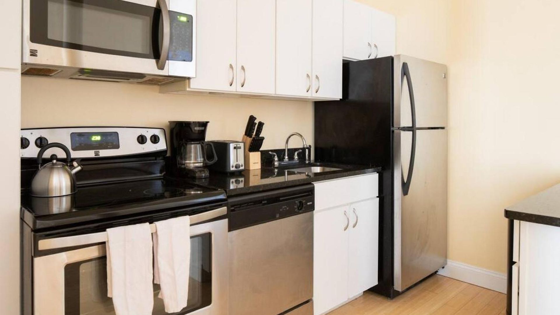 Large Ceilings Centrally Located 4bed 2bath Boston
