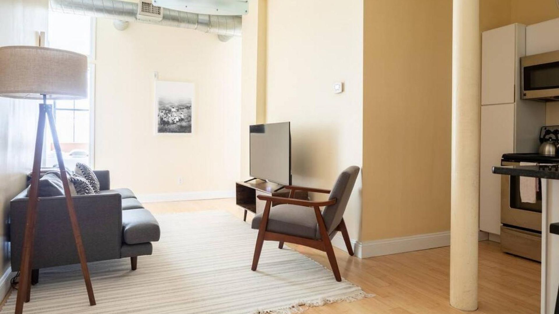 Large Ceilings Centrally Located 4bed 2bath Apartment