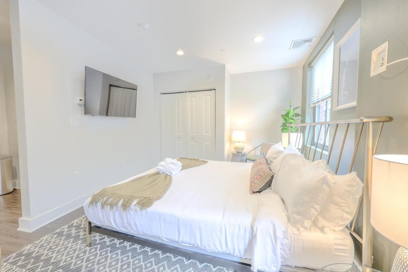 Sleek Fidi Close To Public Transit Apartment *
